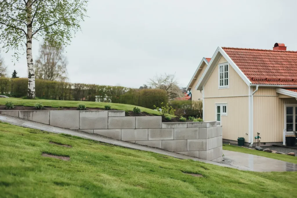 st dmur av betongblock f r h jdskillnad i gamla enskede enskede