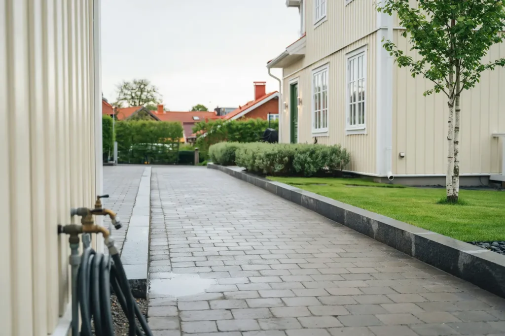 uppfart i marksten med granitkantsten i gamla enskede enskede